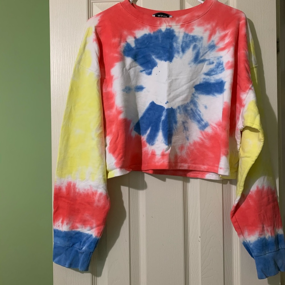 Tye-dye long sleeve crop top shirt.